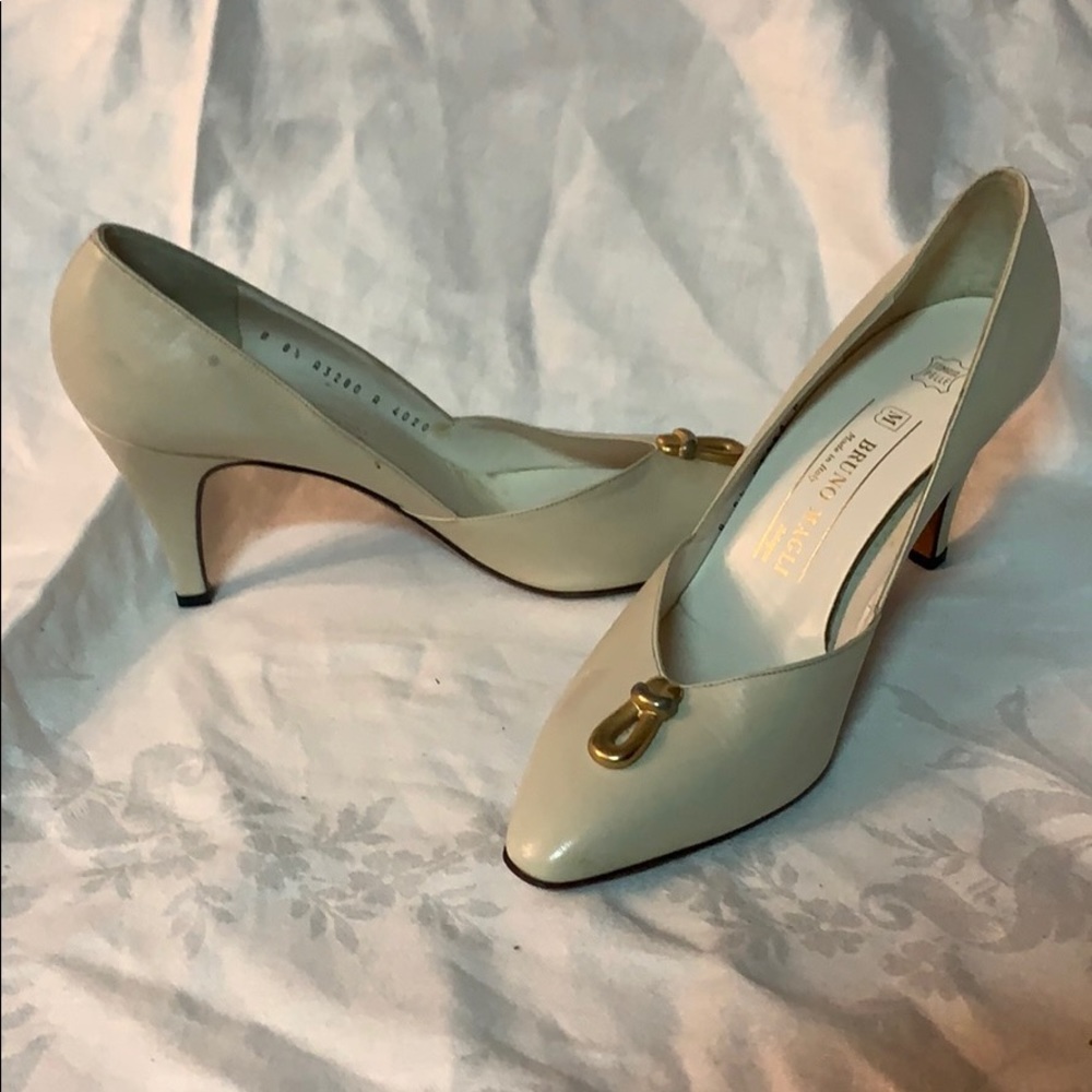 Bruno Magli Italy Bologna winter off white pumps